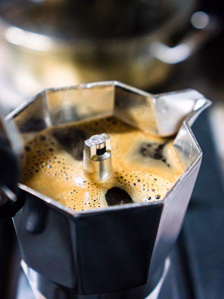 image-38 Cafeteira Moka: O Guia Completo da Italiana que Revolucionou o Café em Casa