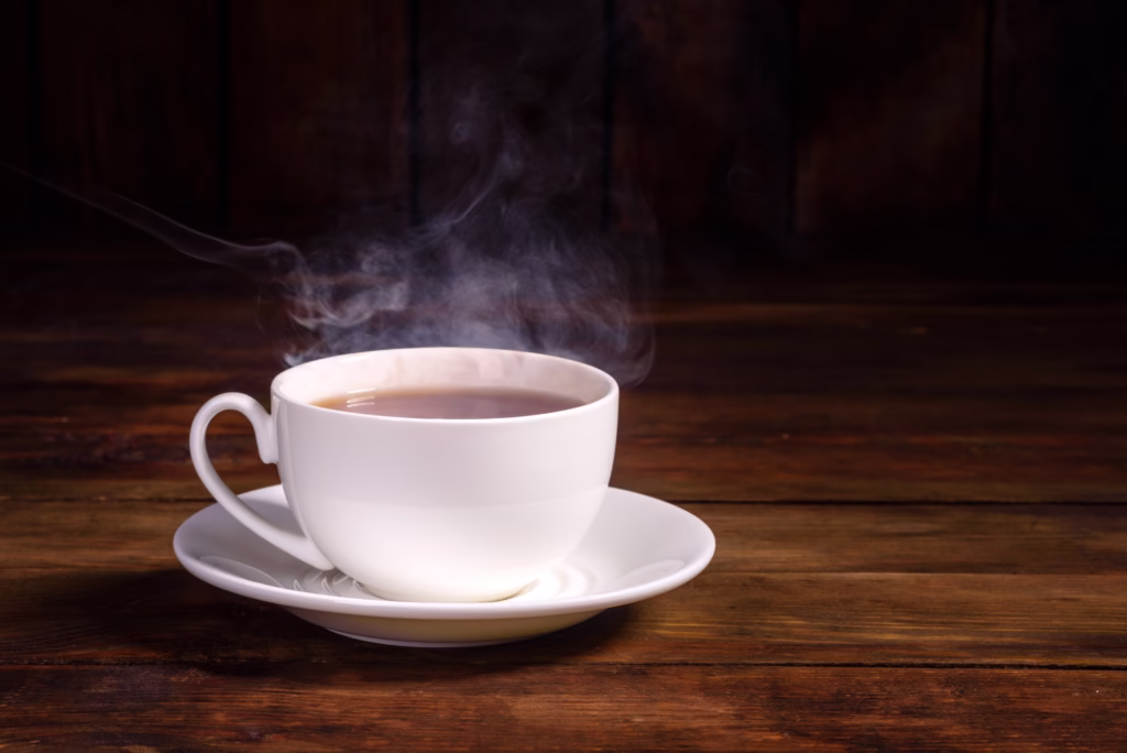 a-cup-of-freshly-brewed-black-tea-escaping-steam-1024x684 Café Pode Melhorar a Memória? A Ciência por Trás da Bebida que Desperta a Mente