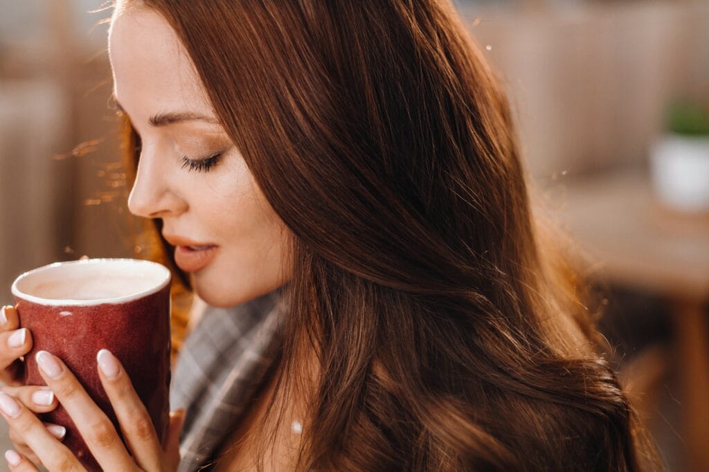 a-girl-drinks-coffee-in-a-coffee-shop-beautiful-hair-of-a-girl-1024x682 O Despertar dos Sentidos: O Sensorial do Café e Como Desenvolver a Capacidade de Percebê-lo