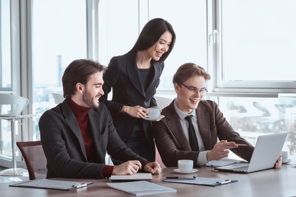 businesspeople-at-office-working-together-woman-serving-coffee-w-1024x684 O Café e sua Função Social: Como uma Bebida Uniu Pessoas e Transformou Sociedades