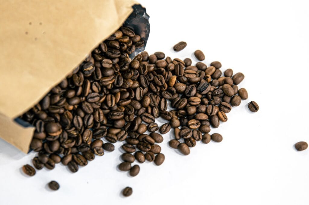 close-up-coffee-beans-scattered-from-the-package--1024x682 Tudo sobre Café Especial: Uma Jornada Sensorial do Grão à Xícara