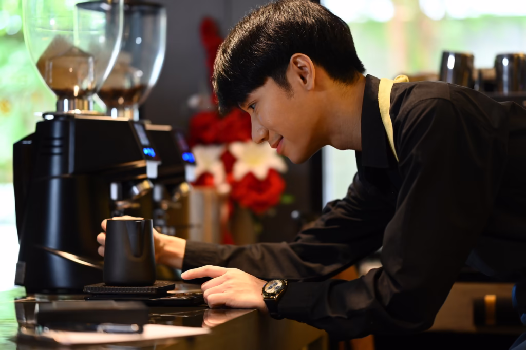 concentrated-male-barista-weighing-raw-materials-on-electronic-scales-working-in-coffee-shop--1024x682 Balanças: O Instrumento Obrigatório do Barista para Precisão Perfeita
