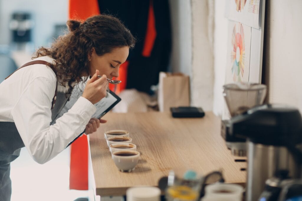 cup-taster-girl-tasting-degustation-coffee-quality-test-coffee-cupping-1024x682 Specialty Coffee Association (SCA): A Autoridade Mundial em Café Especial