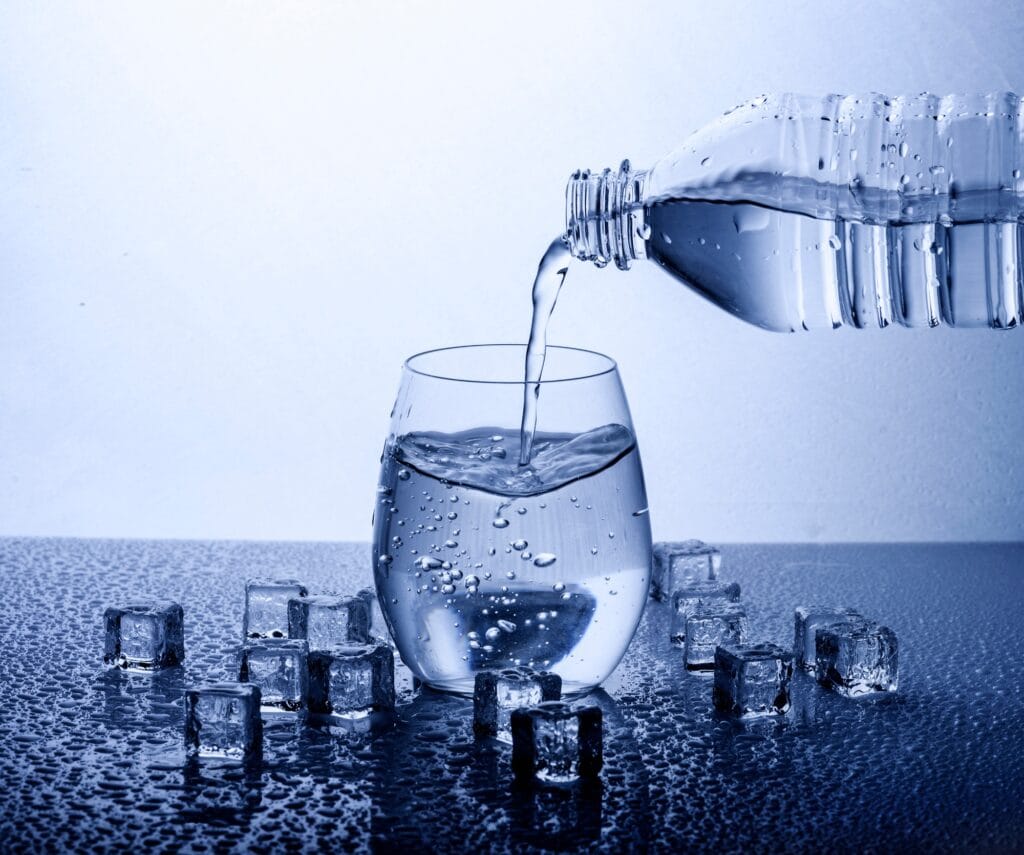 pouring-fresh-drinking-mineral-water-from-plastic-bottle--1024x855 A Essência Invisível: A Importância da Água para o Café Perfeito