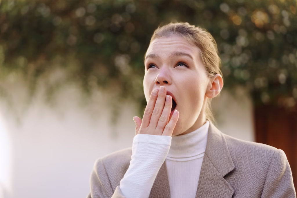 stressed-businesswoman-yawning-outdoors-capturing-a-moment-of-fatigue-and-overwork-1024x682 Café com Coca-Cola Tira o Sono? A Verdade por Trás do Mito