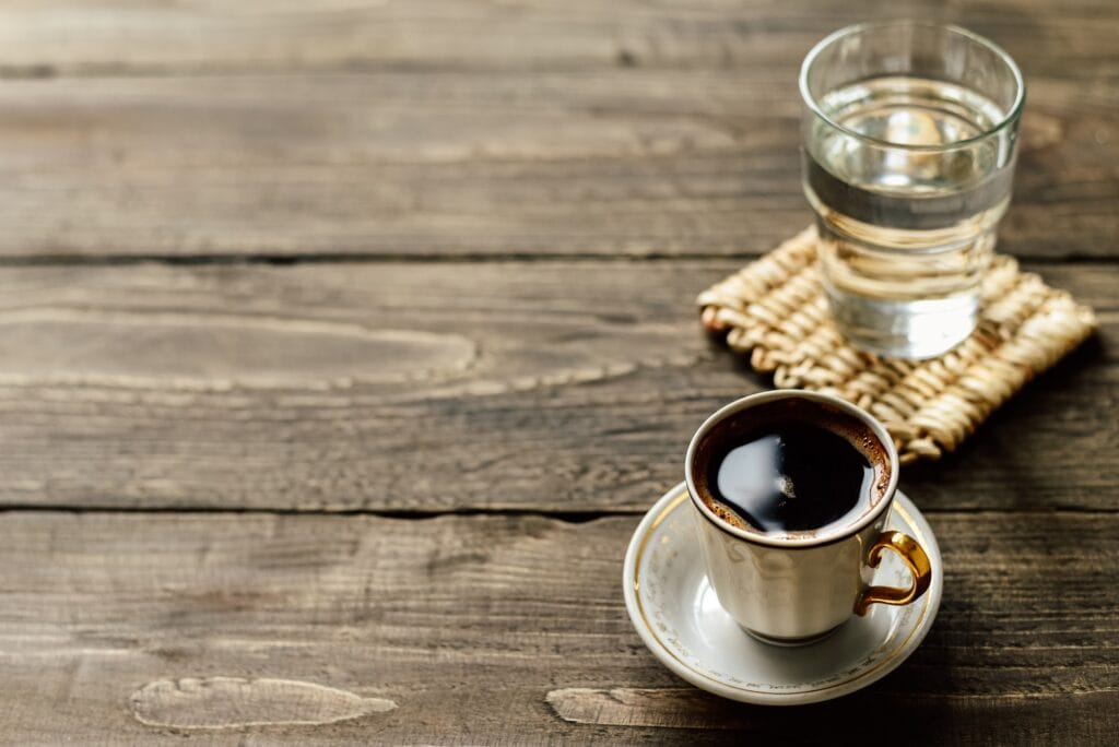 turkish-coffee-with-water-1024x684 A Essência Invisível: A Importância da Água para o Café Perfeito