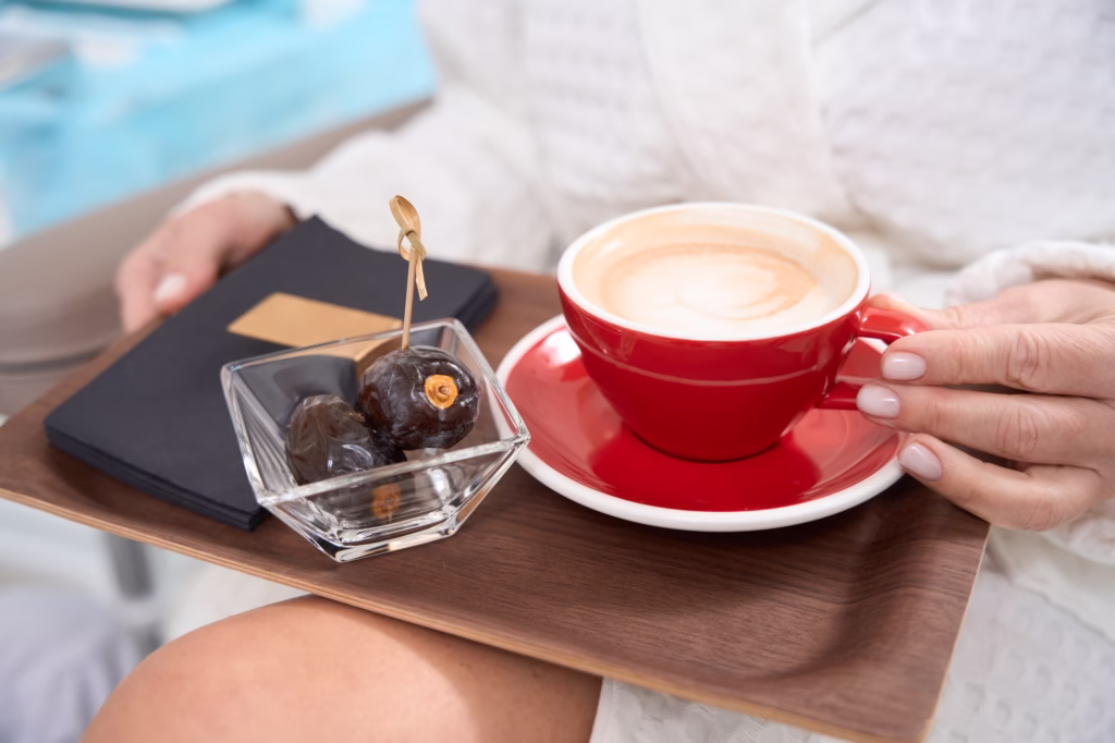 woman-in-bathrobe-sits-with-cup-of-coffee-and-fruits-1024x682 Café Natural vs Lavado: O Guia Definitivo das Diferenças na Sua Xícara