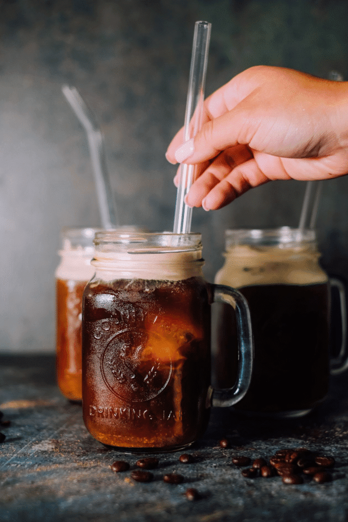 image-6-683x1024 A Febre do Cold Brew: Como o Café Gelado Conquistou o Mundo