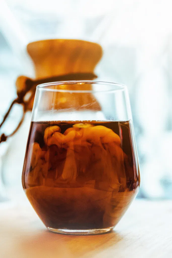 image-683x1024 A Febre do Cold Brew: Como o Café Gelado Conquistou o Mundo
